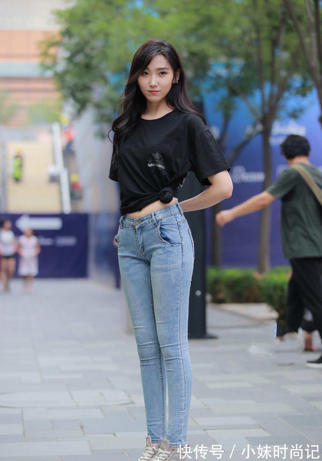 牛仔裤|时尚穿搭:黑色上衣搭配蓝色牛仔裤+板鞋