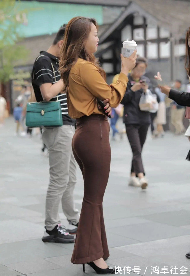 身形 白色上衣配牛仔裤,版型个性且独特,穿出一股时尚感