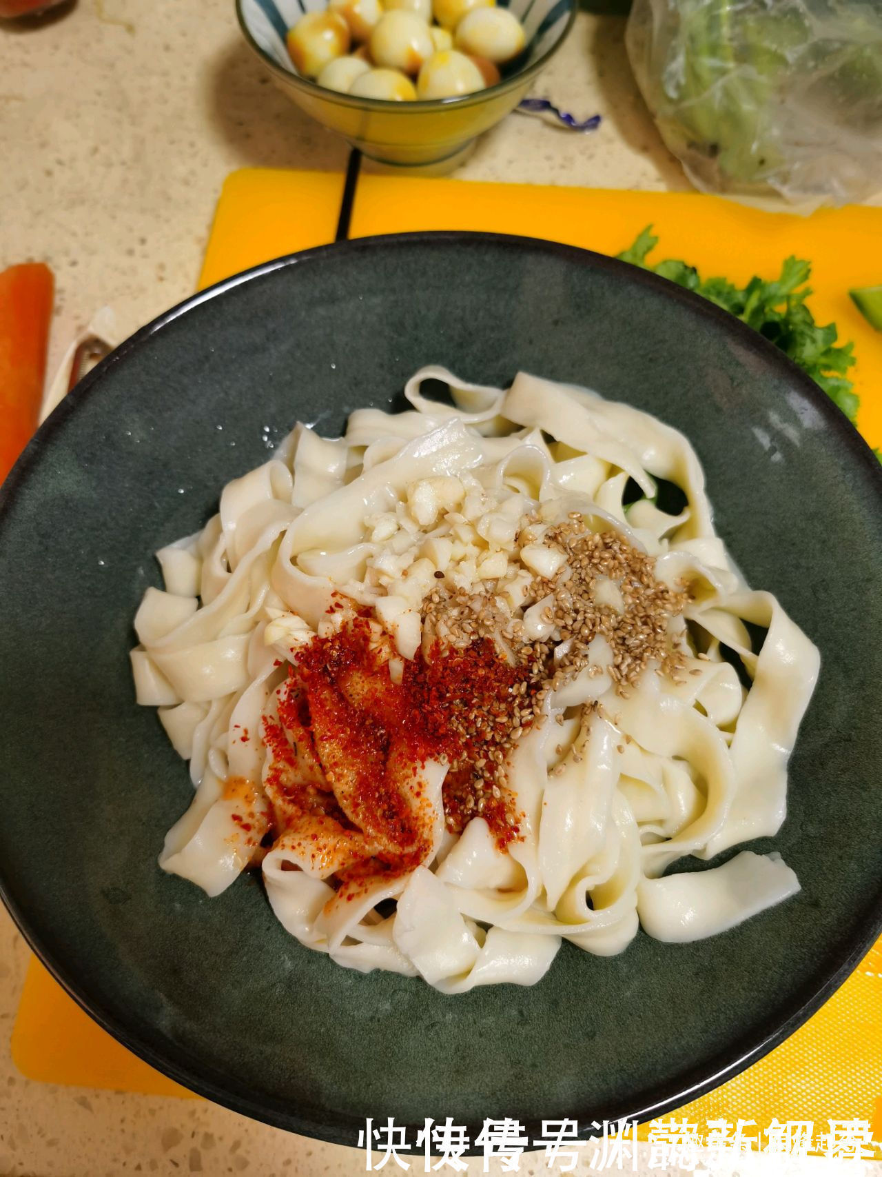  地道油泼面的做法，面条劲道，香辣美味又开胃，大人孩子都爱吃