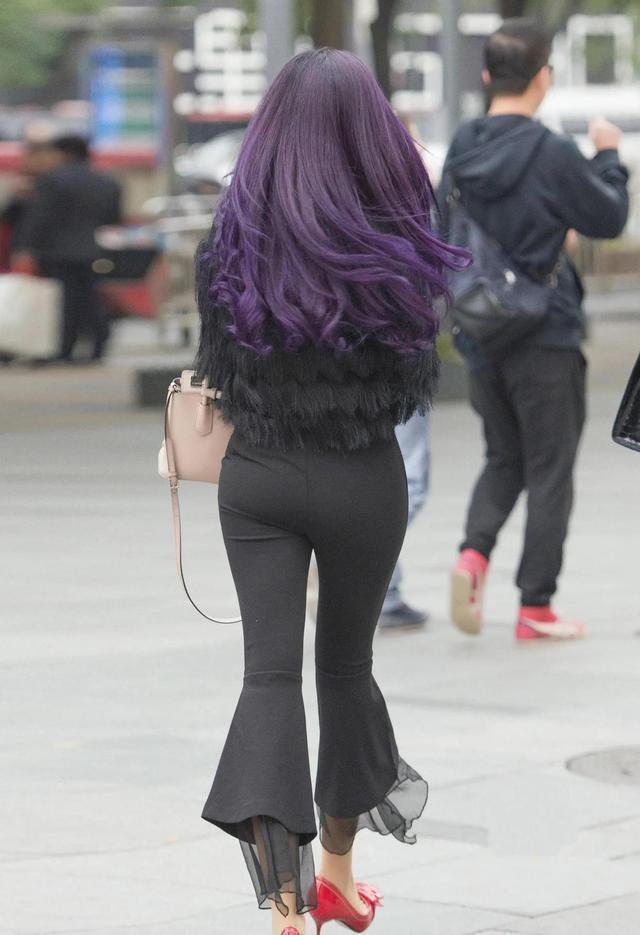 女生 时髦女生的穿搭,时尚毛绒上衣配喇叭裤,穿出了秋季时尚的美