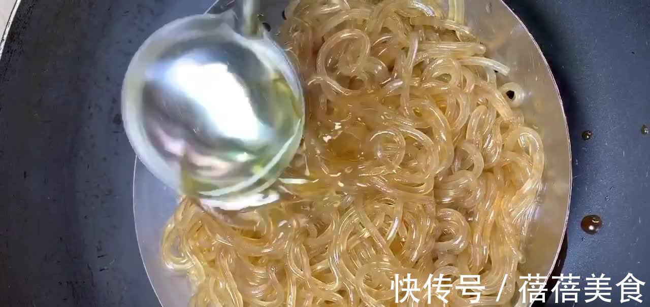 包菜炒粉条,5块钱1整盘,营养丰富清香味美,不放肉末照样香