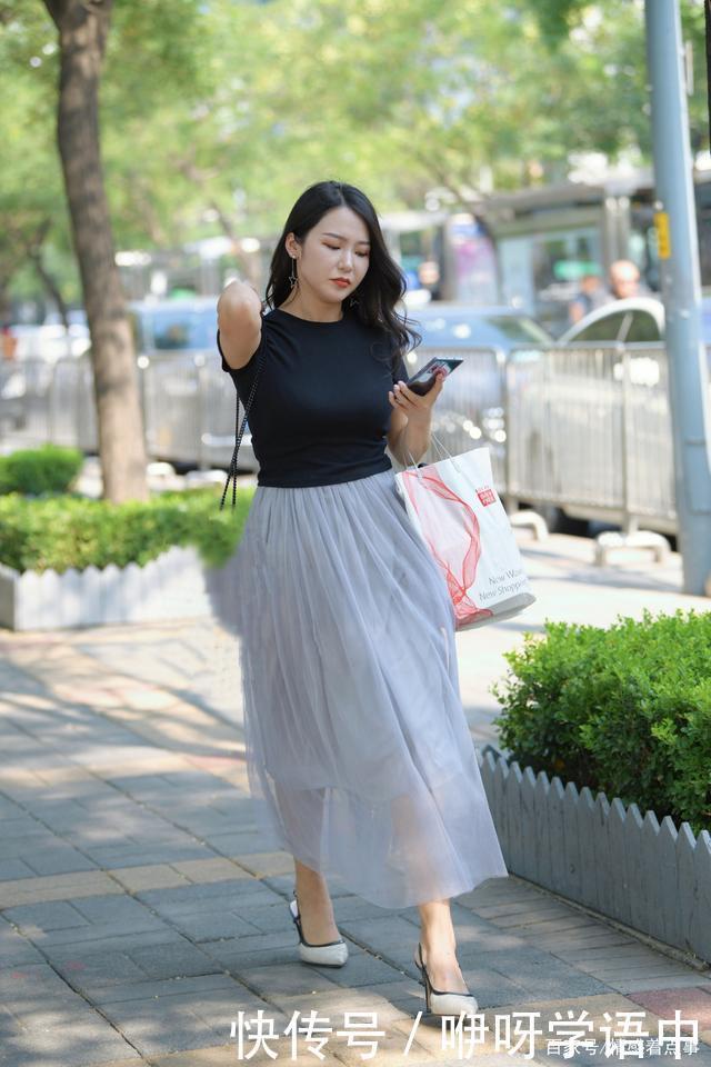 时尚穿搭黑色上衣搭配百褶裙+尖头鞋