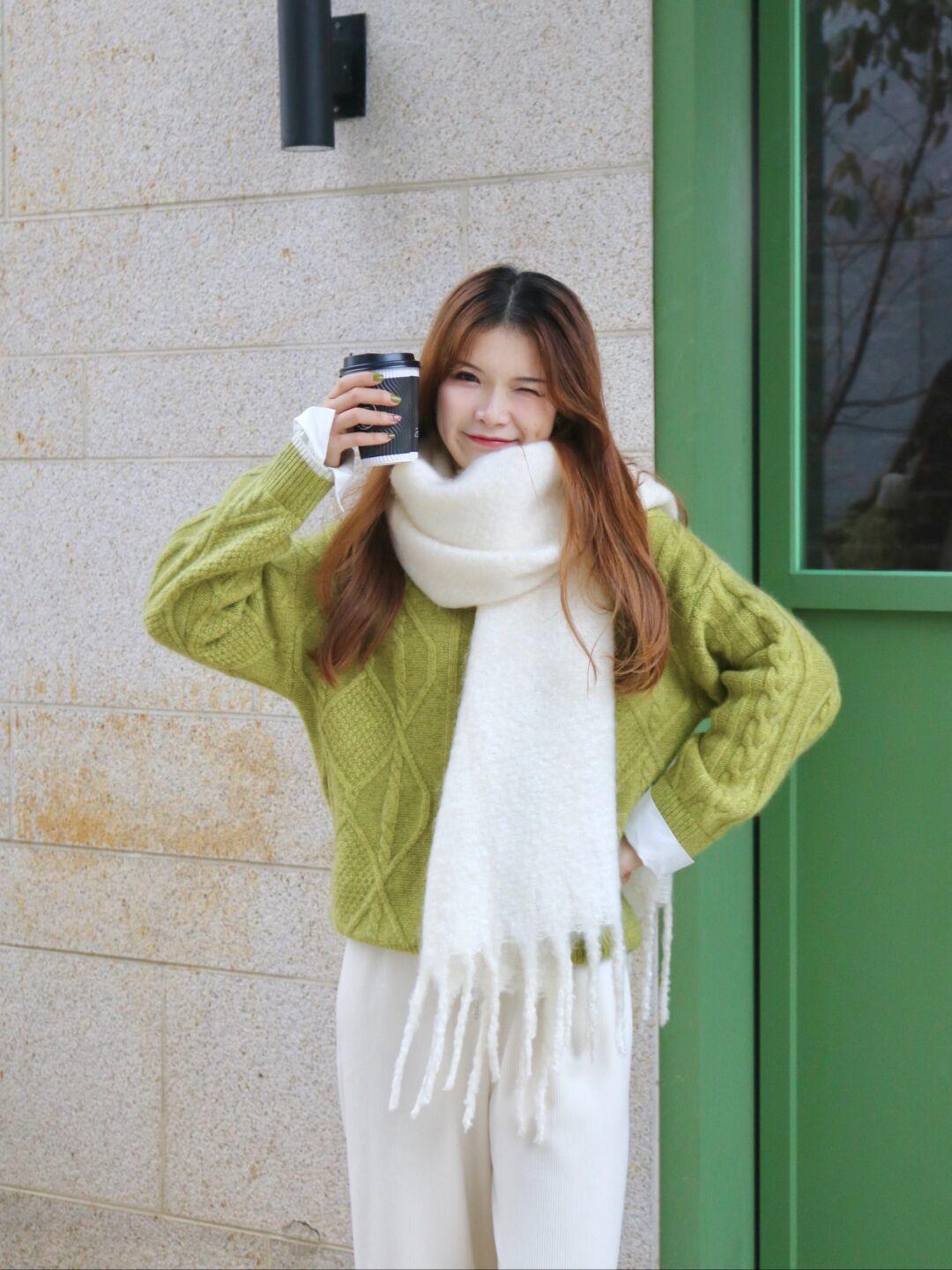 芥末绿|这才是大方得体的冬季搭配,学会4款实用毛衣,照着穿太时尚
