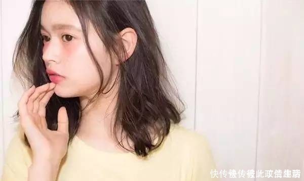 空气|绑头发不能太死板,现在流行的“空气坠”扎发!