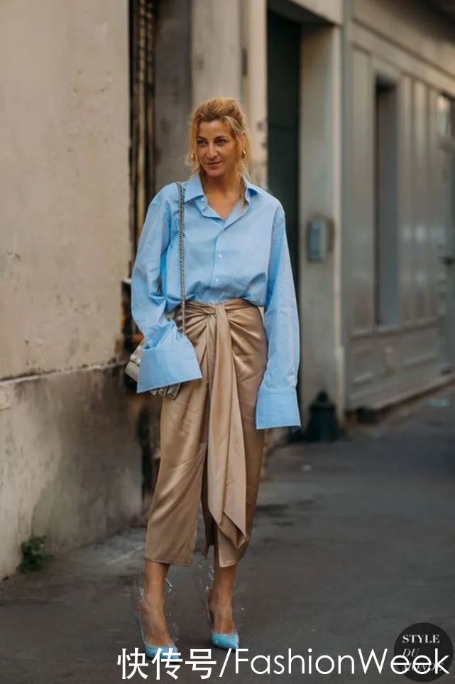 比春天更迷人的是：刘雯的蓝色衬衫