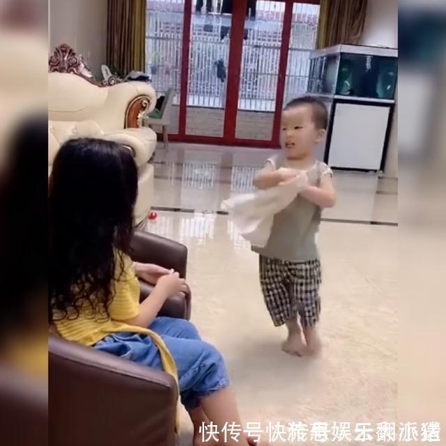 二胎|弟弟“伺候”姐姐走红,姐姐刚洗完澡就递毛巾,网友:最卑微二胎