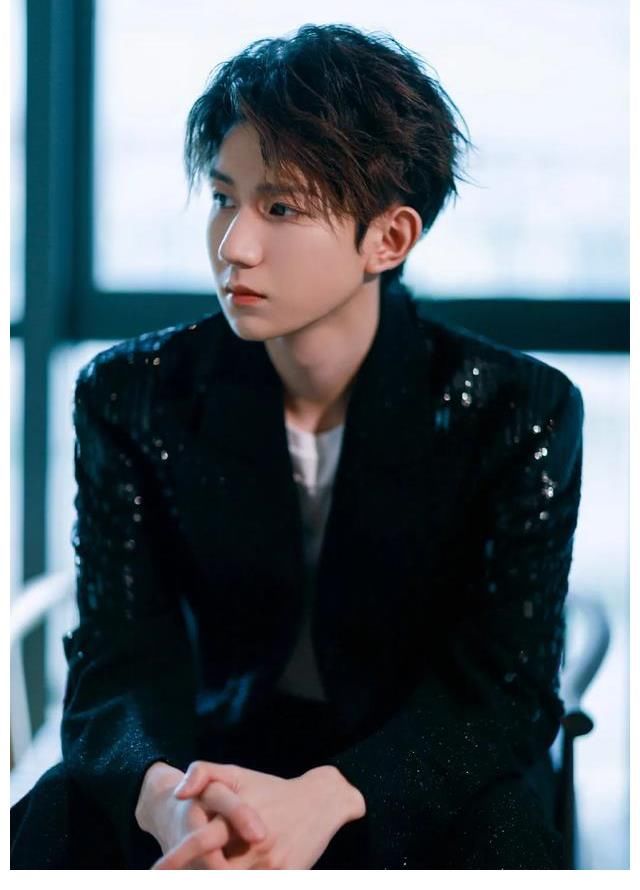 晚會(huì)|王源參加2021央視中秋晚會(huì)，獨(dú)唱眾人好評(píng)，全場(chǎng)最高熱度意料之中