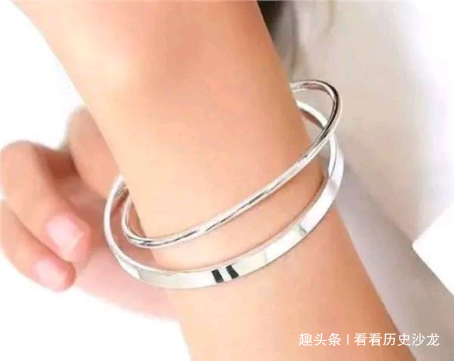 女性 女性戴银手镯可“排毒”,可惜很多人戴错了手,难怪效果不好!