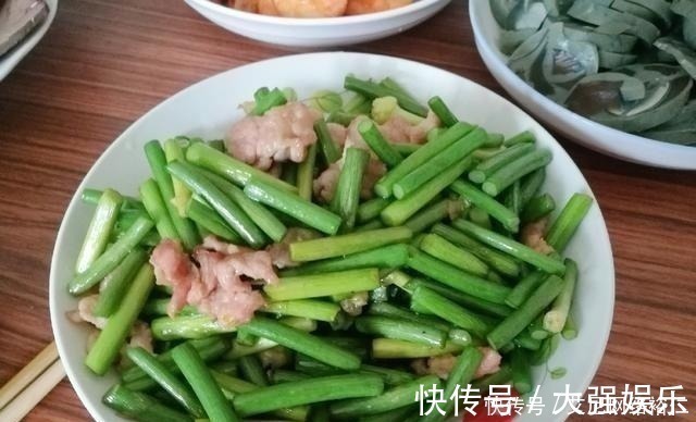 搭配|晒晒婆婆家的年夜饭，12道菜，荤素搭配有营养，简单好吃有味道