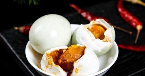 经常吃咸鸭蛋对身体健康是好是坏？什么人不能多吃？