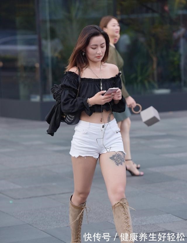 白色 黑色露肩上衣搭配白色短裤，黑白色系，给人一种简洁大方的感觉！