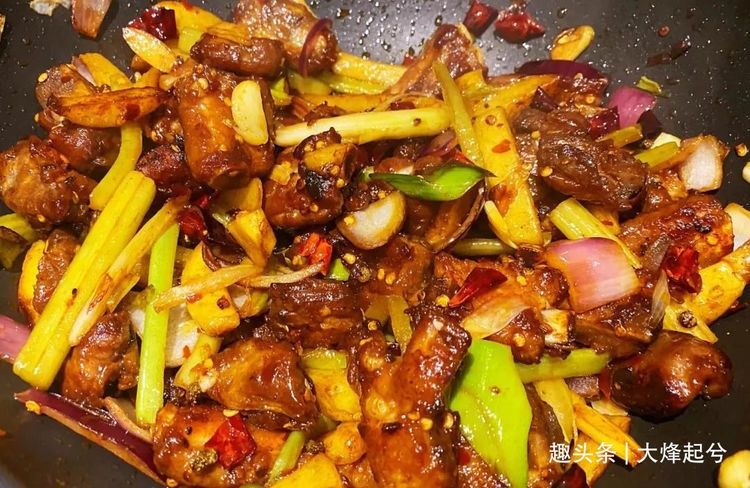 饭店的干锅排骨为啥那么好吃，大厨教你技巧，简单又实用