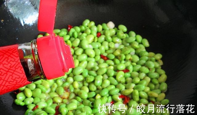 毛豆和雪莱的搭配，随便一炒就是一道下饭菜，入味好吃！