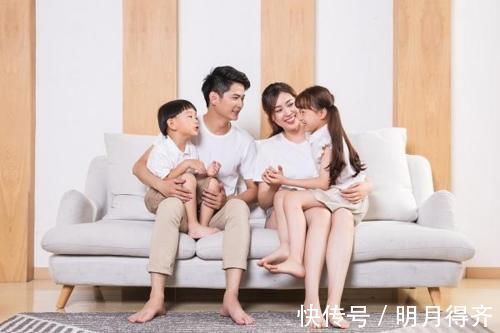 小李|新年我给父母1万块,孩子收到压岁钱却大哭,我们没吃饭就走了