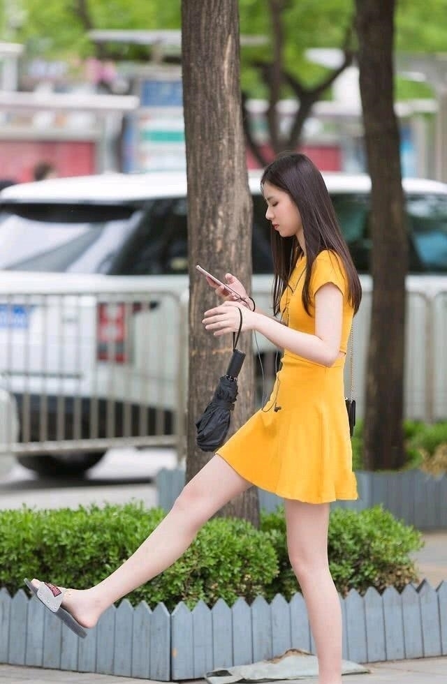连衣裙|美女街拍:连衣裙小姐姐大步向前走,动感活力,爱了爱了!