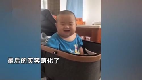 表情|萌娃打瞌睡“东倒西歪”,被亲妈“嘲笑”惊醒后,表情也太可爱了