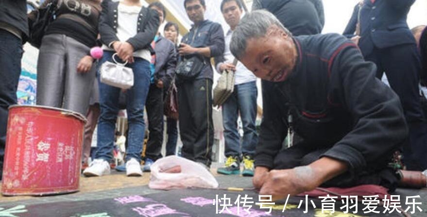 腰间盘突出&街头乞丐苦练10年粉笔字,方正字库上门求购,从此改变人生命运