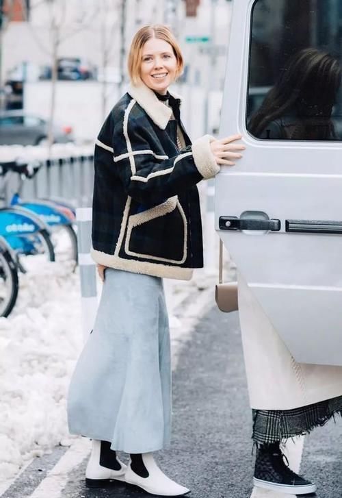 小黑裤大势已去,今年流行“小棉服+裙子”,照着穿美翻朋友圈啦