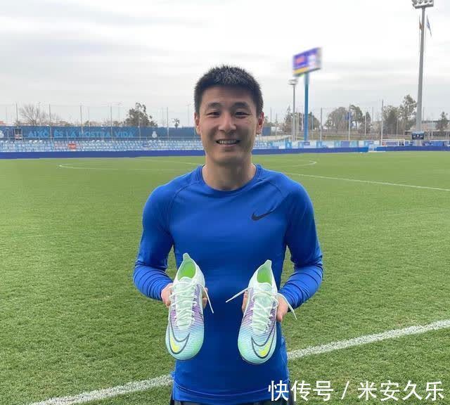 战靴|武磊晒新战靴:超级兴奋能收到最新的,达德尔给武磊点赞