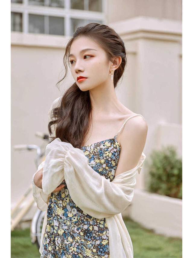 针织衫|“初恋”女友风格怎么穿？白衬衫搭配印花裙甜美俏皮，简直太美了