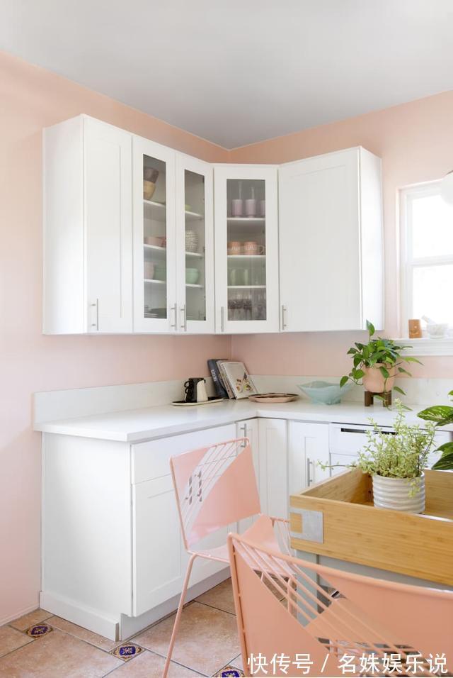 住进|比大白墙耐看，这个出租屋的墙面设计，仿佛住进了电影里