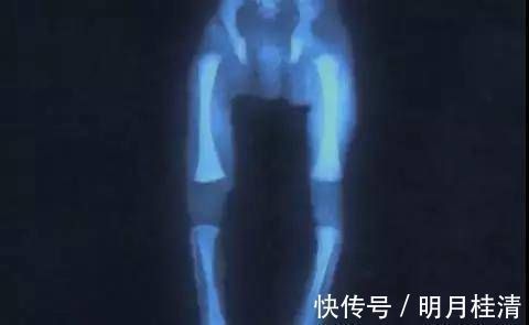 膝盖骨|4个月宝宝发现自己有jio,抱着玩很可爱,宝妈:可穿袜子费劲啊