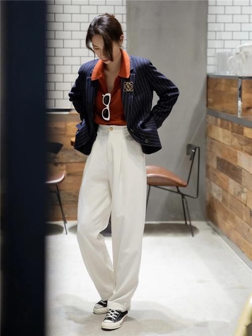今春火了一种“小西装”，搭配裙子或者裤子都好看，又洋气又时髦