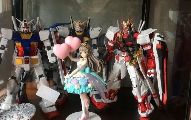 心疼|二次元走进生活,手办成为床头的装饰品?学生党表示:不心疼