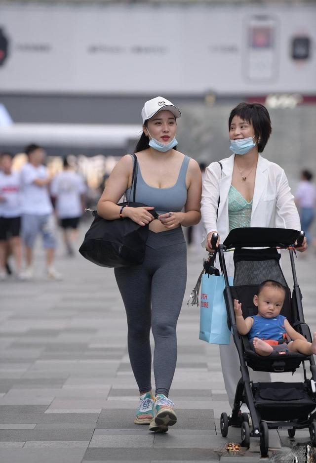 时尚 穿出时尚气质的打底裤装扮,展现优美韵律与时尚品味,飘逸潇洒