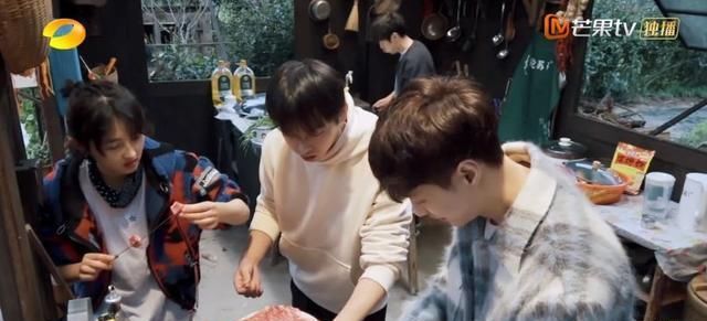 人均 差距真大！综艺节目中5个人一顿饭花70元，剧外吃牛肉人均1200元