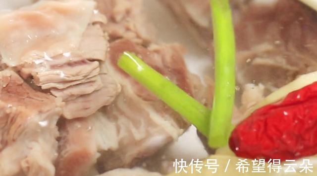 鲜嫩|牛肉这样做太美味，搭配山药和胡萝卜，鲜嫩又营养，家人都爱吃！