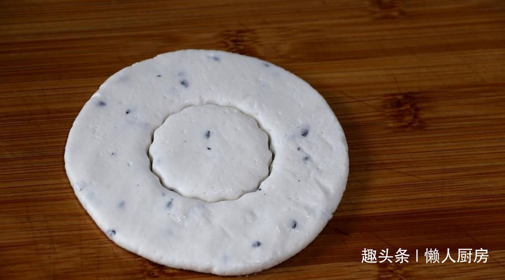 不用面粉,教你用这种粉做炸米圈,口感完全不一样,外脆里软