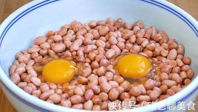 鸡蛋|往花生里打2鸡蛋，不需要油炸，吃一口嘎嘣脆，过年招待客人特棒