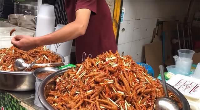 小伙|小伙街边卖“红火”小吃,30元1斤不还价,一天两大盆都不够卖