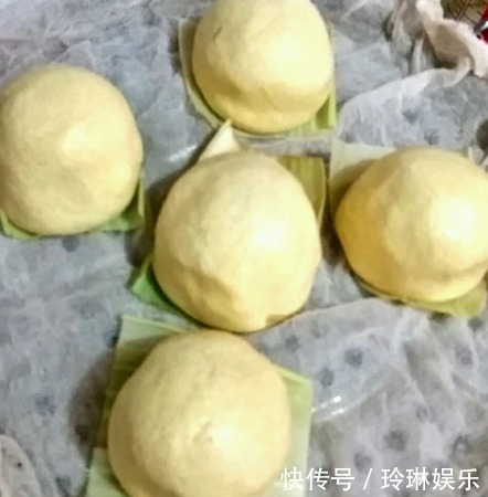 做粘豆包,需掌握一些技巧,便能一次成功,香甜软糯又养胃