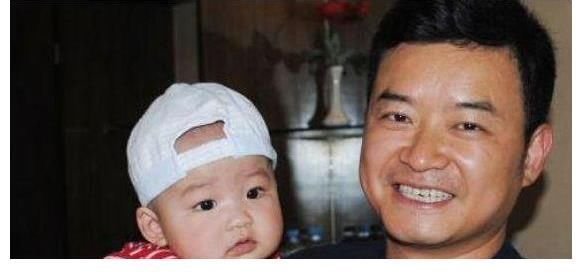 李佳明|他是央视优秀主持，曾落选节目主持招聘，如今45岁家庭事业双丰收