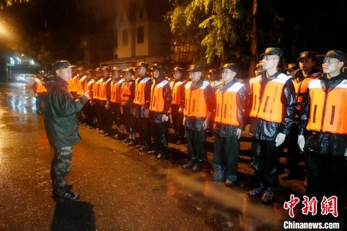 燃眉之急|台风过境引发居民区内涝 上海武警雨夜驰援解燃眉之急