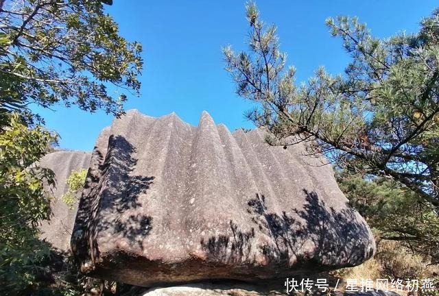 仙游石剑山，山顶一巨石形似利剑，有点霸气