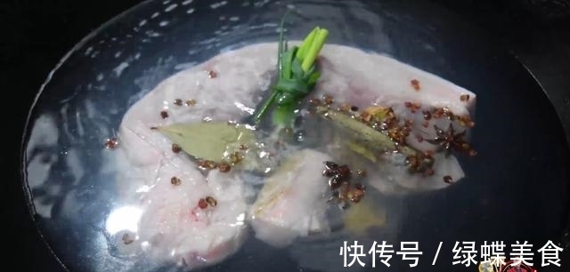 搅拌均匀|蒜泥白肉最好吃的做法，简单美味又下饭，看看你喜欢吃不？