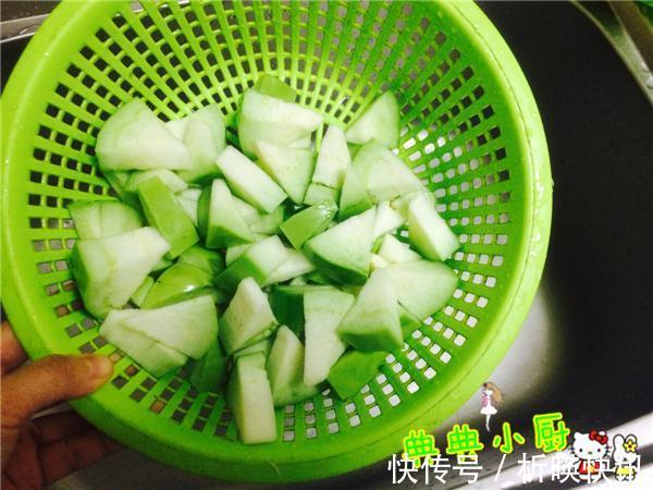 茄子不必清炒啦，如此做几分钟就出锅，开胃又下饭！