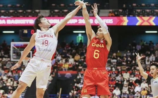 郭艾伦|两战征服日本球迷!郭艾伦被追着要签名一幕曝光:因规定婉拒