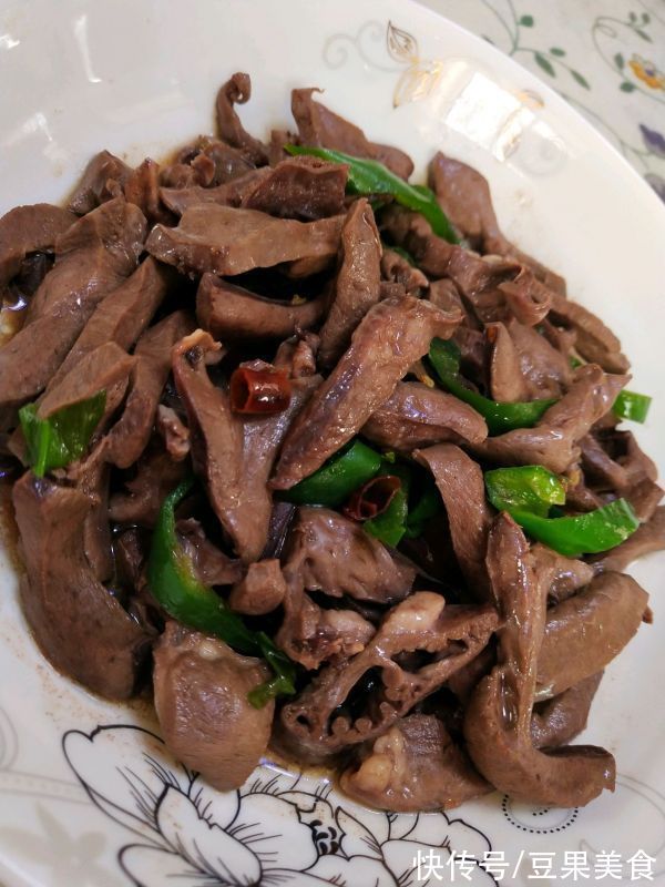 餐桌上的保留项目辣炒猪心，隔段时间就做一次