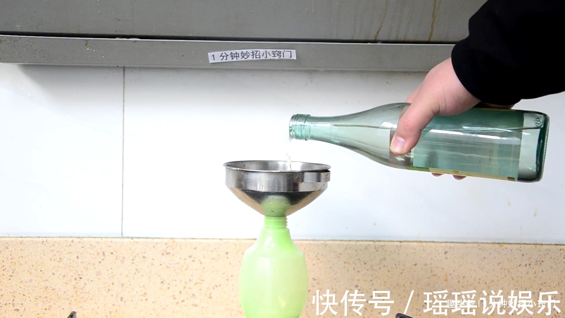 溶液|找到一个塑料袋,不管油烟机多脏多油,不用一滴水,立马崭新如初