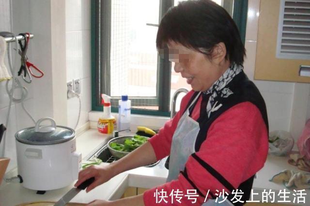 监控|宝宝睡醒后,监控拍下保姆手上一个举动,宝妈回去就给她涨工资