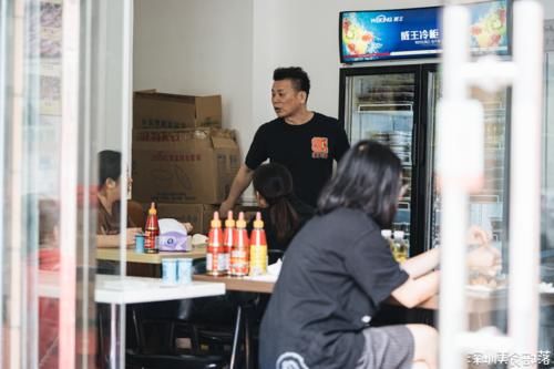 油池|有两栋楼收租，还开什么小吃店……