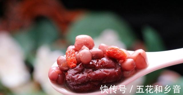 真红糖|50岁姑姑女人秋天要常喝这汤,美味又营养,面如桃花好入秋!