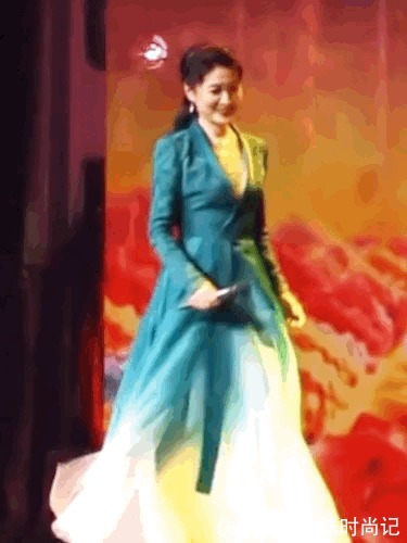 西服套装|周涛才是真女神!53岁穿青色渐变礼裙气质倾城,冠绝一众女星