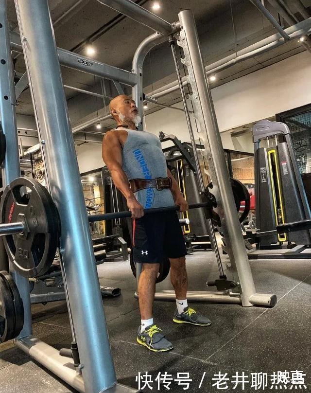 娇妻|64岁大爷健身19年，娶志同道合美女娇妻，夫妻美满幸福