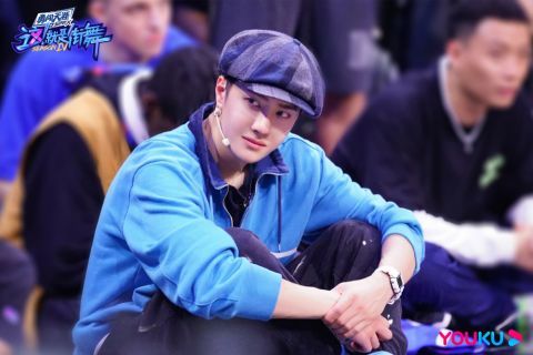 张艺兴|《街舞4》张艺兴为了瞒着新队长“节目套路”,开启战术性喝水