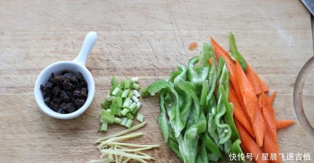 千叶豆腐就用红烧的做法,简单快手,鲜香美味,软嫩入味比肉好吃